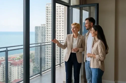 Charlotte prüft eine Bestandswohnung in Batumi mit Meerblick